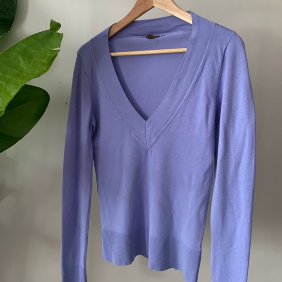 Danier- Fitted V Neck Sweater - Picture 5 of 5